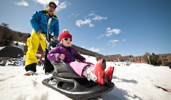 Poussette luge avec mère et enfant.