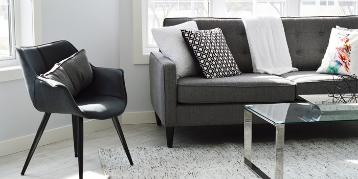 Salon convivial avec du mobilier de couleur gris clair.